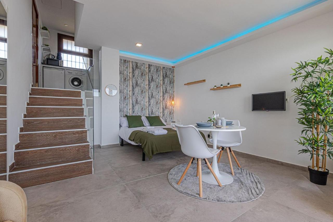 Beachfront With Spectacular Views And Swimming Pool 베날마데나코스타 외부 사진
