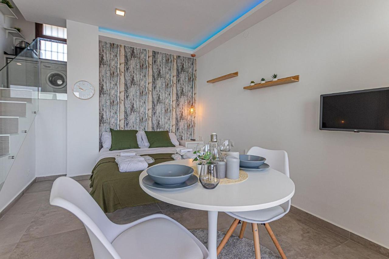 Beachfront With Spectacular Views And Swimming Pool 베날마데나코스타 외부 사진