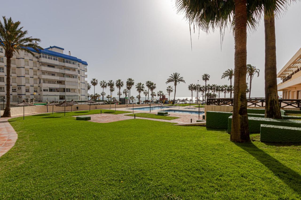 Beachfront With Spectacular Views And Swimming Pool 베날마데나코스타 외부 사진