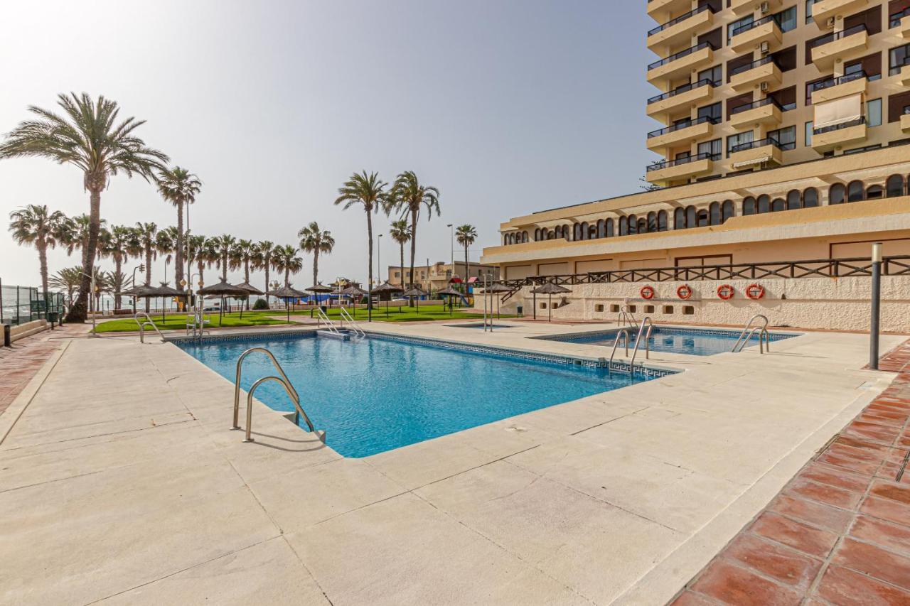 Beachfront With Spectacular Views And Swimming Pool 베날마데나코스타 외부 사진