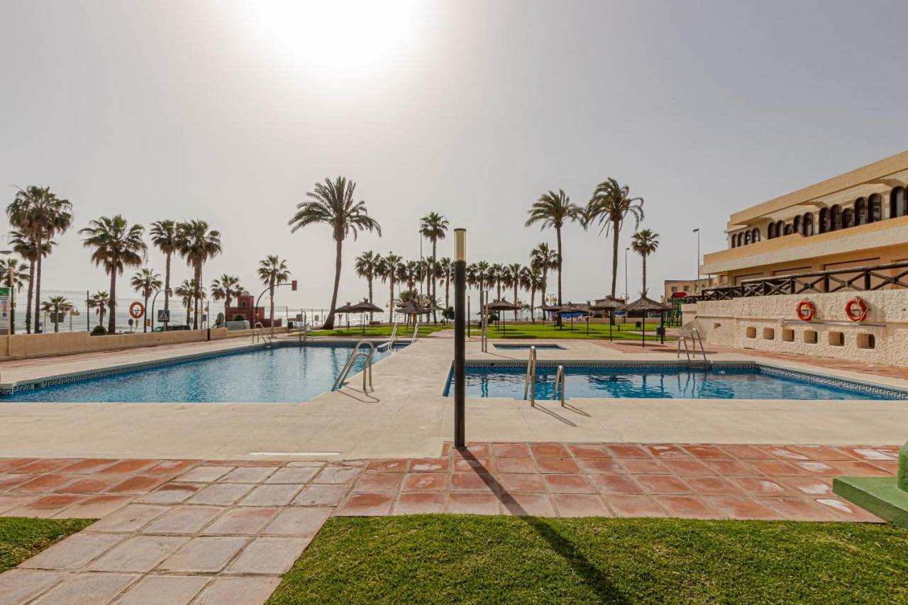 Beachfront With Spectacular Views And Swimming Pool 베날마데나코스타 외부 사진